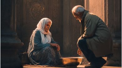 ایک بوڑھی عورت مسجد کے سامنے بھیک مانگتی تھی۔