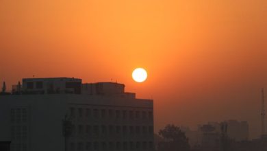 Shehron Mein Aisay Manzar Bhi Nazron Se Tukratay Hain