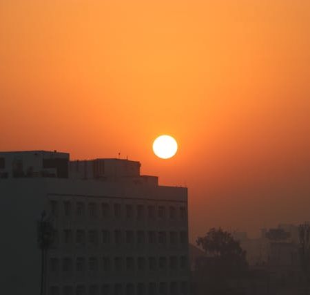 Shehron Mein Aisay Manzar Bhi Nazron Se Tukratay Hain