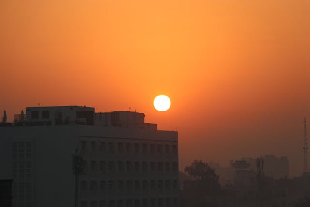 Shehron Mein Aisay Manzar Bhi Nazron Se Tukratay Hain