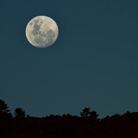 Apni Aankhon Ko Umeedon Se Sajaaye Rakhna